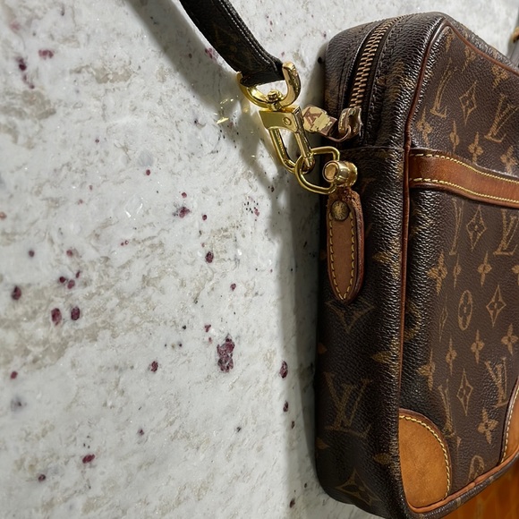 Louis Vuitton Danube crossbody bag - Picture 4 of 13